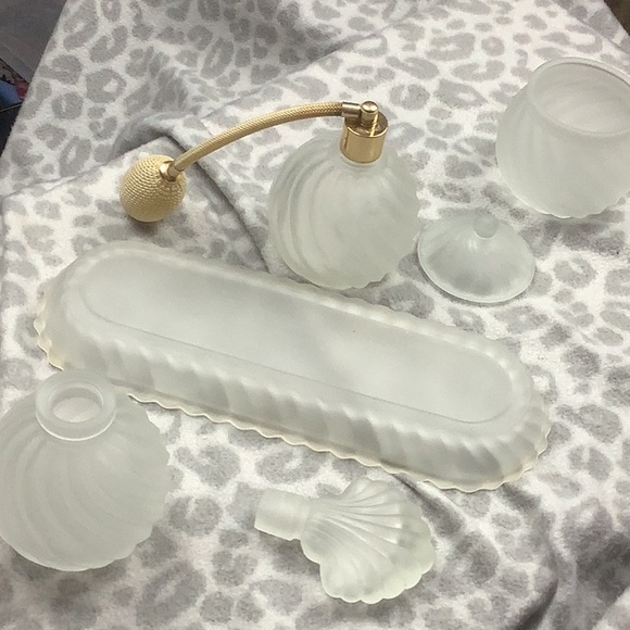 Vintage vanity tray frosted glass 3 bottles and tray included - Picture 6 of 9